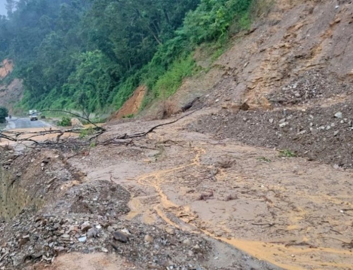 बाढी–पहिरोले देशभरका प्रमुख राजमार्ग अवरुद्ध, जोखिम कायमै