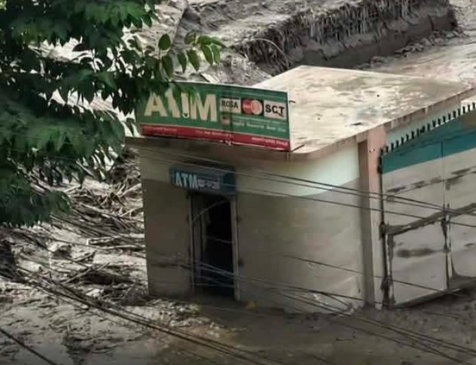 धादिङमा त्रिशूलीले बगाएर ल्याएको बैंकको सेफ फोड्ने २९ जना पक्राउ, ९२ लाखभन्दा बढी बरामद