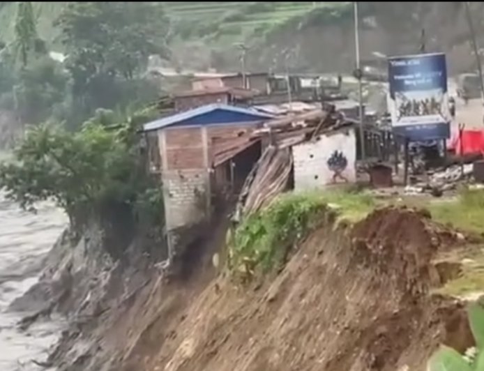 भोटेकोशीको बाढीले गल्छीमा चार घरमा क्षति, अन्य घर जोखिममा