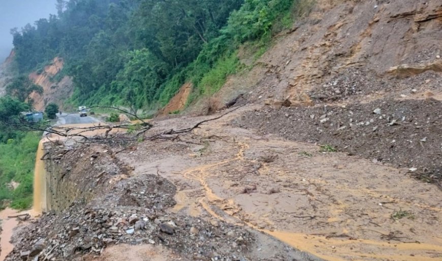 बाढी–पहिरोले देशभरका प्रमुख राजमार्ग अवरुद्ध, जोखिम कायमै