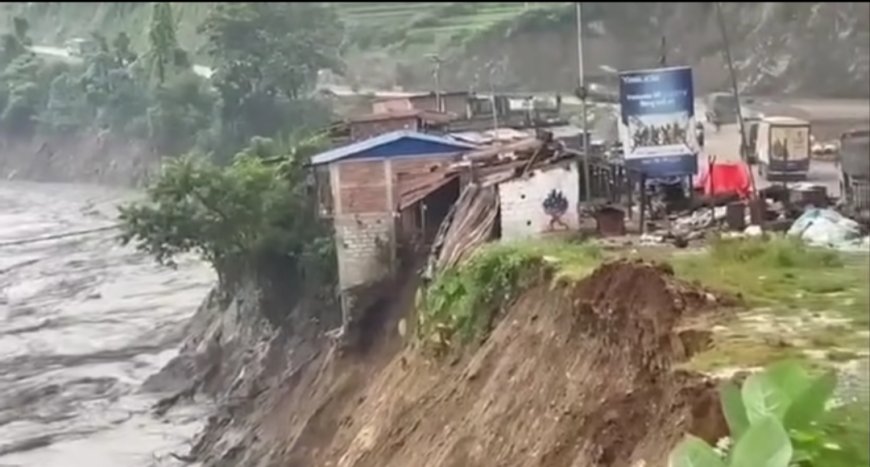 भोटेकोशीको बाढीले गल्छीमा चार घरमा क्षति, अन्य घर जोखिममा