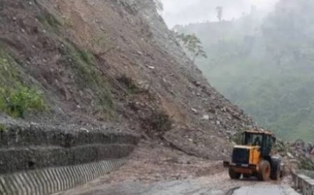 बाढी–पहिरोका कारण मुख्य राजमार्ग अवरुद्ध, विभिन्न सडकखण्डमा यातायात प्रभावित