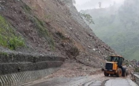 मुख्य राजमार्गमा पहिरो र बाढीको अवरोध कायमै, केही सडकमा एकतर्फी यातायात