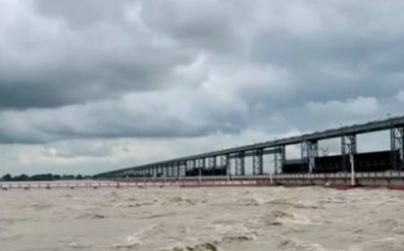 सुनसरीमा अविरल वर्षापछि सप्तकोशीमा पानीको बहाव बढ्दो, कोशी ब्यारेजका ३१ ढोका खोलिए