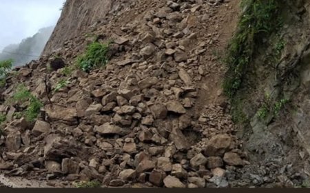 लगातारको वर्षासँगै आएको बाढी-पहिरोले ६ प्रदेशका मुख्य राजमार्ग र सडकखण्ड अवरुद्ध, यात्राअघि प्रहरीसँग समन्वय गर्न आग्रह