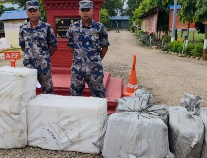 महोत्तरीमा २ करोड ४० लाख मूल्यका १२ सय थान एप्पल एयरपोड्स बरामद