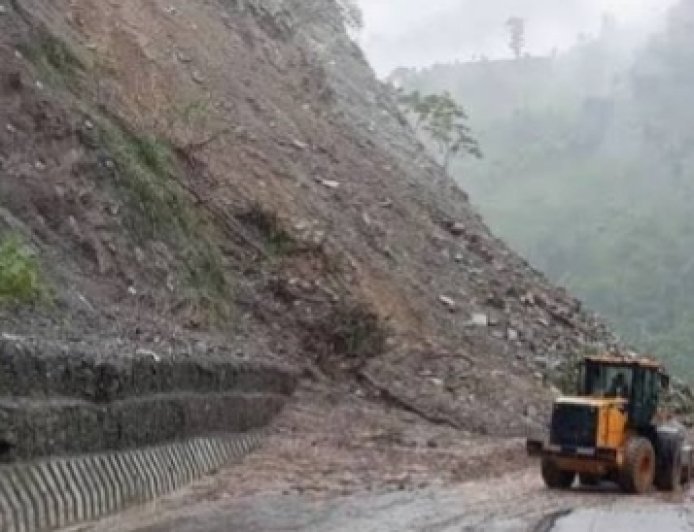 मुख्य राजमार्गमा पहिरो र बाढीको असर, विभिन्न सडकखण्ड अवरुद्ध