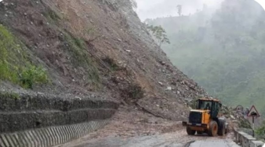 बाढी–पहिरोका कारण मुख्य राजमार्ग अवरुद्ध, विभिन्न सडकखण्डमा यातायात प्रभावित