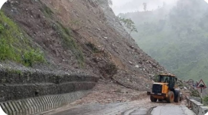मुख्य राजमार्गमा पहिरो र बाढीको अवरोध कायमै, केही सडकमा एकतर्फी यातायात
