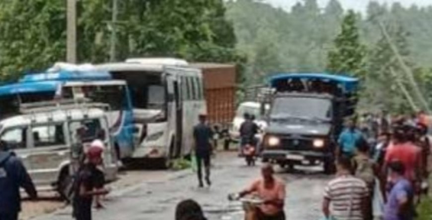 बारा : ढुंगा खसेर अवरुद्ध हेटौंडा–वीरगञ्ज सडक दुईतर्फी सञ्चालनमा