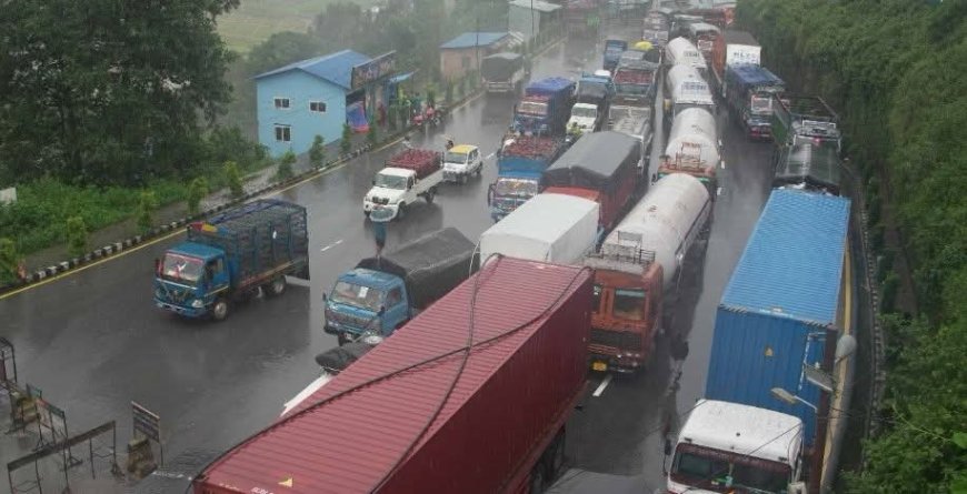 नागढुंगामा सवारीसाधन होल्ड, पृथ्वी राजमार्ग र मुग्लिन–नारायणगढमा आवागमन प्रभावित