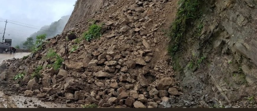 लगातारको वर्षासँगै आएको बाढी-पहिरोले ६ प्रदेशका मुख्य राजमार्ग र सडकखण्ड अवरुद्ध, यात्राअघि प्रहरीसँग समन्वय गर्न आग्रह