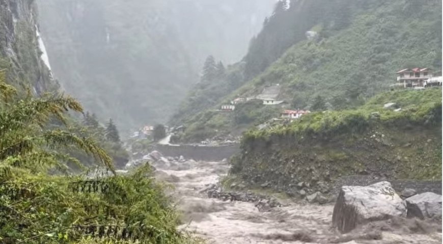 मर्स्याङ्दीको बाढीले थोचे गाउँ जोखिममा, तीन दर्जनभन्दा बढी स्थानीय ओडारमा उद्धारको पर्खाइमा