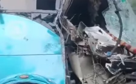 कपिलवस्तुमा बस र ट्रक ठोक्किँदा चालकको मृत्यु