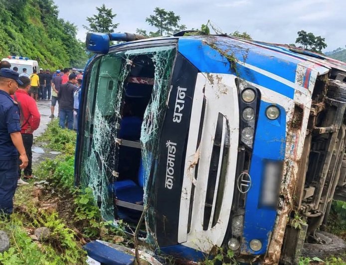 मदन भण्डारी लोकमार्गमा बस पल्टिँदा एकको मृत्यु, १५ जना घाइते