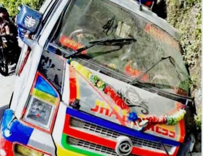 मकवानपुरमा ईभी भ्यान दुर्घटना, ११ जना घाइते, चालक फरार