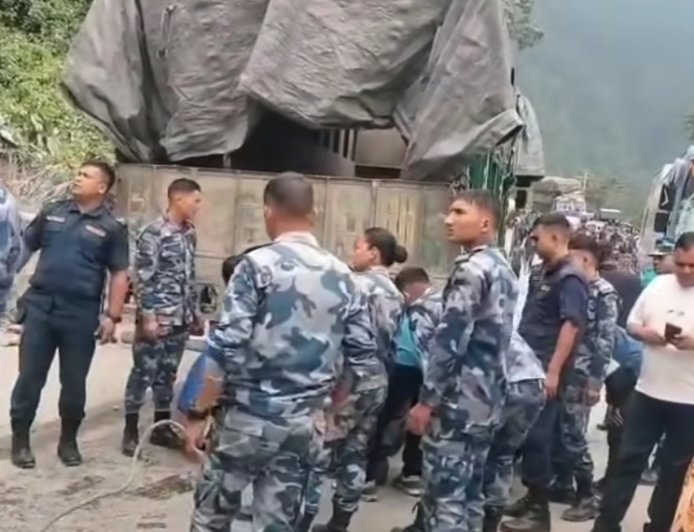 कुरिनटारमा बस, ट्रक र माइक्रो ठोक्किँदा ११ जना घाइते, पृथ्वी राजमार्ग अवरुद्ध