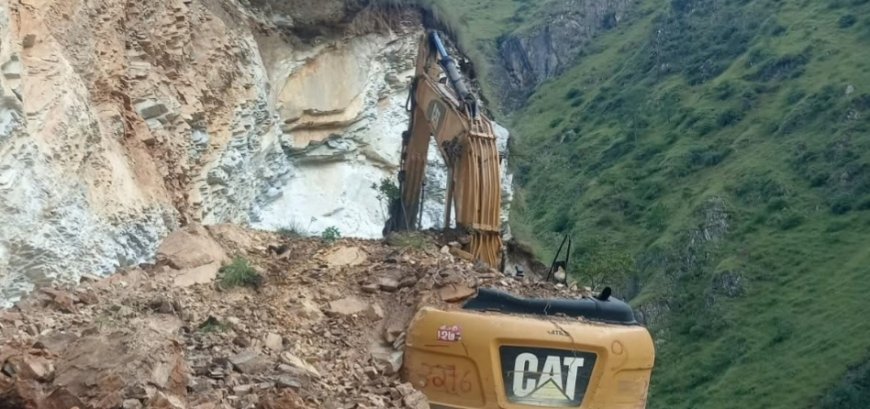 मुगुमा पहिरोले एक्स्काभेटर पुरिँदा चालक बेपत्ता, सहचालक घाइते