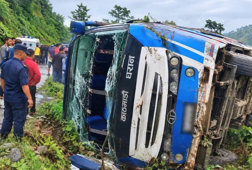 मदन भण्डारी लोकमार्गमा बस पल्टिँदा एकको मृत्यु, १५ जना घाइते