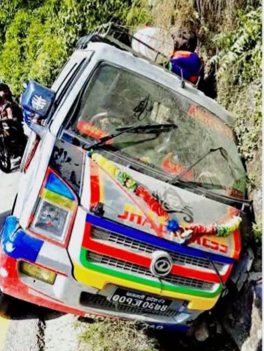 मकवानपुरमा ईभी भ्यान दुर्घटना, ११ जना घाइते, चालक फरार