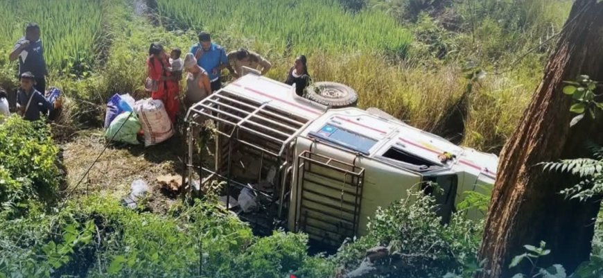 उदयपुरमा ब्रेक फेल भएर बोलेरो जिप सडकबाट १० मिटर तल खस्यो, २२ महिनाका बालकसहित १५ जना घाइते