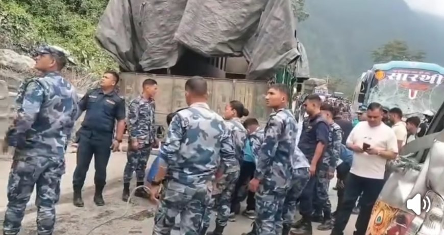 कुरिनटारमा बस, ट्रक र माइक्रो ठोक्किँदा ११ जना घाइते, पृथ्वी राजमार्ग अवरुद्ध